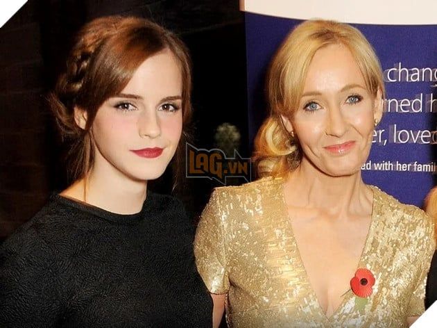 Nữ diễn viên Emma Watson bên cạnh nhà văn J.K.Rowling.