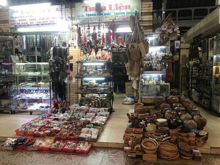 Khám phá chợ đêm Ninh Kiều, nơi giao thoa nhịp sống văn hóa Cần Thơ.