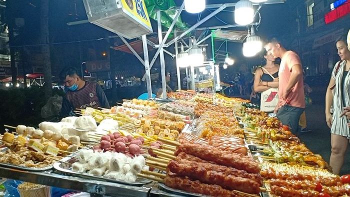 Khám phá chợ đêm Ninh Kiều, nơi giao thoa nhịp sống văn hóa Cần Thơ.