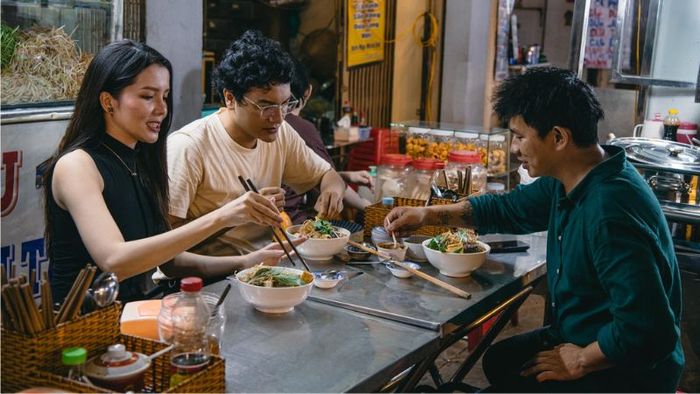 Khám phá chợ đêm Ninh Kiều, nơi giao thoa nhịp sống văn hóa Cần Thơ.