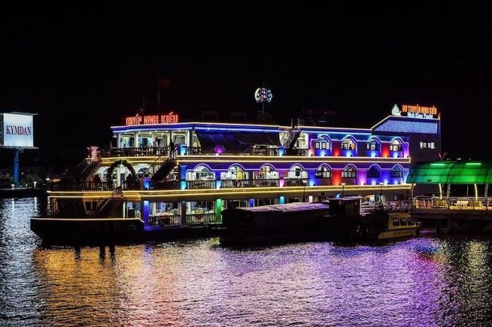 Khám phá chợ đêm Ninh Kiều, nơi giao thoa nhịp sống văn hóa Cần Thơ.