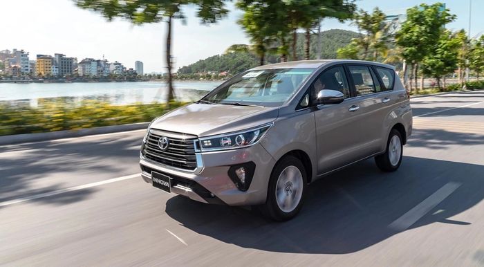 toyota-innova-1-1757407925-679-3620-1419-1758773392.jpg