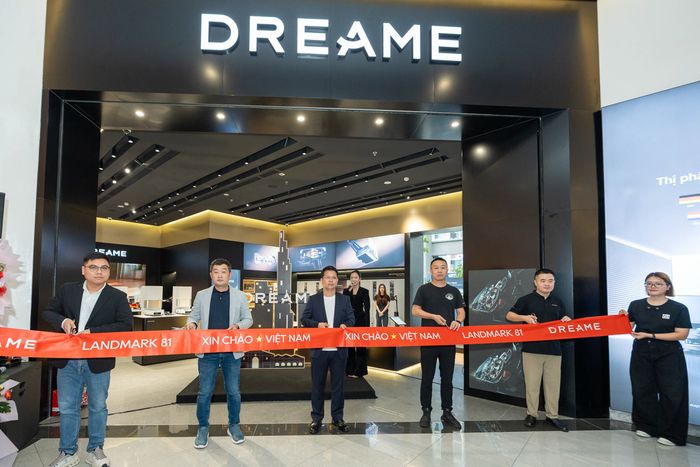 Đại diện Dreame thực hiện nghi thức cắt băng khai trương