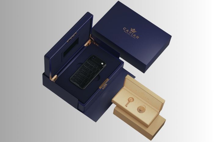 Mỗi sản phẩm đều được đóng gói trong hộp sang trọng, đi kèm giấy chứng nhận và bảo hành.