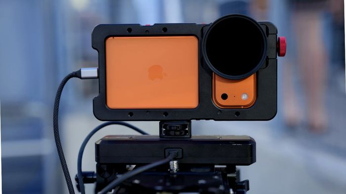 Apple đã chia sẻ rằng họ đã âm thầm thử nghiệm công nghệ này trong trận đấu trước đó, trước khi thực hiện ghi hình trực tiếp tại Fenway Park.