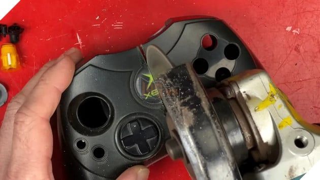 YouTuber đã thành công biến chiếc Xbox cổ điển thành máy chơi game cầm tay, nhưng pin chỉ kéo dài gần 10 phút.