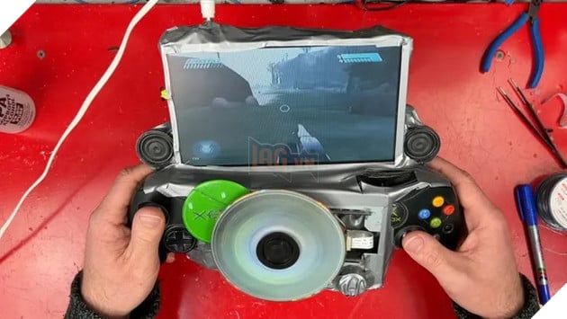 YouTuber đã thành công trong việc biến chiếc Xbox cổ điển thành một máy chơi game cầm tay, nhưng pin chỉ duy trì được gần 10 phút.