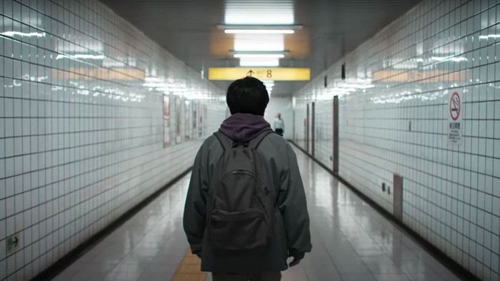 Nhà ga tàu địa ngầm luôn là biểu tượng của nỗi sợ hãi vô hình, nơi mà bóng tối và tĩnh lặng khiến con người cảm thấy mình như bị rơi vào một không gian vô định.