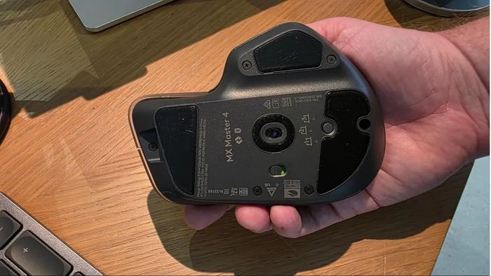 MX Master 4 được trang bị hai tính năng mới là rung haptic và menu Action Ring giúp truy cập nhanh hơn.