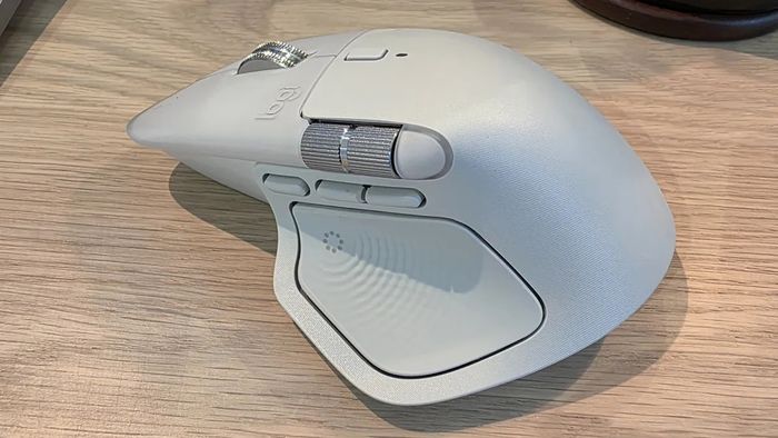 MX Master 4 được trang bị tính năng rung haptic ở khu vực ngón tay cái.
