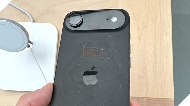 Apple đã âm thầm khắc phục tình trạng trầy xước trên iPhone 17 Pro tại các cửa hàng Apple Store.