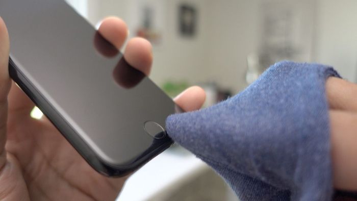 Cách khắc phục lỗi iPhone không nhận diện vân tay - vệ sinh cảm biến Touch ID