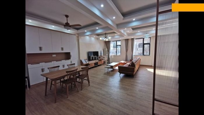 Đứng sát vào góc phòng sẽ giúp tạo góc chụp rộng rãi hơn.