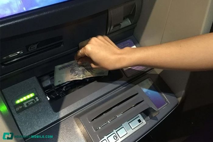 nop-tien-tai-cay-atm-khac-ngan-hang-duoc-khong-07