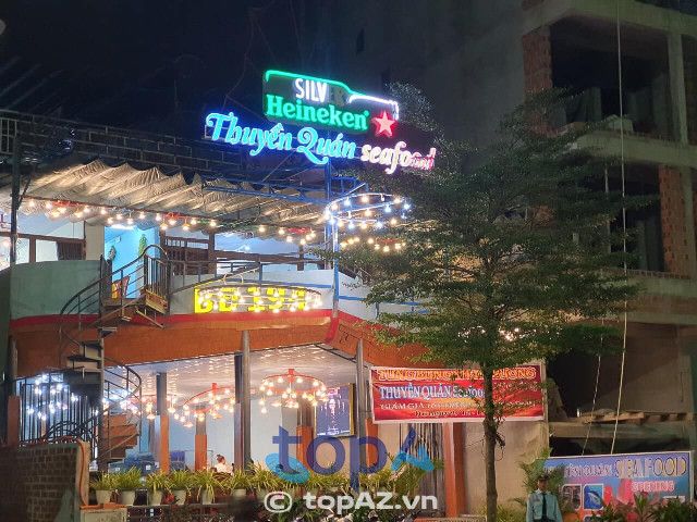 Nhà hàng Thuyền Quán