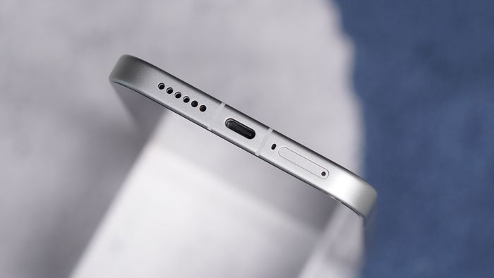 Xiaomi 17 có thiết kế nhỏ gọn và viền siêu mỏng chỉ 1.18mm, mang lại vẻ ngoài hiện đại và tinh tế.