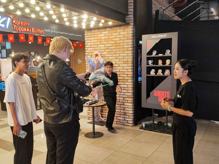 Khu vực bắn cung tại sự kiện VALORANT, nơi bạn có thể thử sức với kỹ năng của mình.