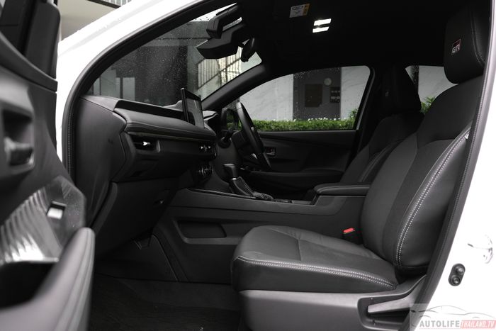 Toyota Yaris ATIV HEV 10.jpg