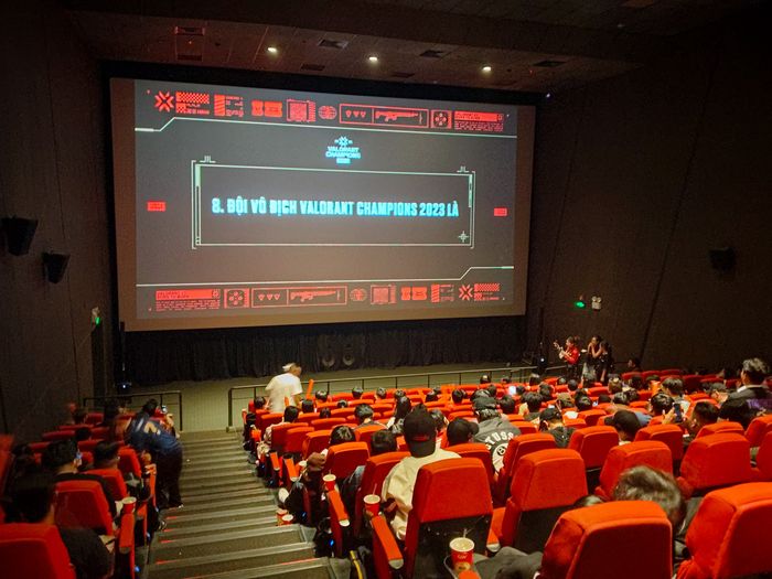 Không khí sôi động bên trong khu vực rạp khi xem trực tiếp trận chung kết VALORANT Champions Paris.