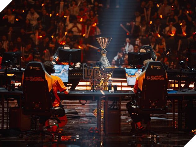 VALORANT Champions 2025 tiếp tục cháy rực tại sân khấu Accor Arena, nơi mà hai đội tuyển đang chuẩn bị cho trận chiến quyết định. NRG, với chiến thắng ở Chung kết Nhánh thắng, thể hiện sự tự tin mạnh mẽ, nhưng Fnatic không dễ dàng buông xuôi. Với những trận đấu khốc liệt, đặc biệt là cuộc đối đầu với DRX, Fnatic đang hướng đến chiếc cúp vô địch mà đội trưởng Boaster luôn khao khát.