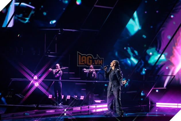 VALORANT Champions 2025 đã thực sự bùng nổ tại nhà thi đấu Accor Arena, nơi không chỉ có các trận đấu kịch tính mà còn là một lễ khai mạc sôi động, với sự tham gia của các nghệ sĩ nổi bật như Qing Madi, Julian (Templuv), Brodin và 343Aidan.
