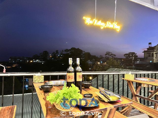 Tiệm Nướng Màu Vàng