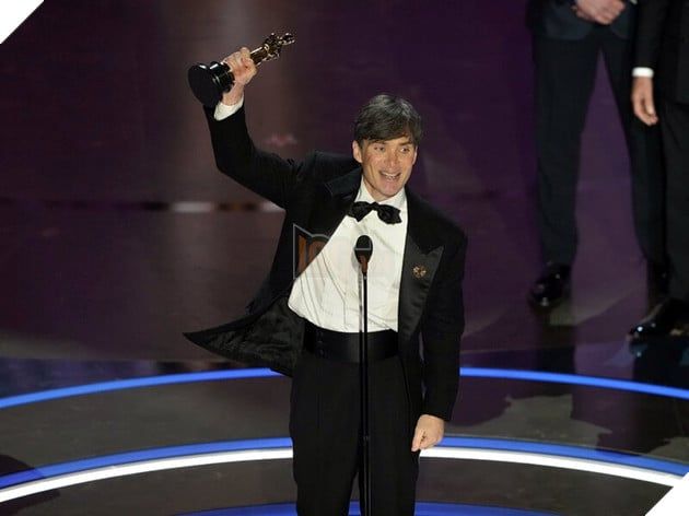 Nam diễn viên Cillian Murphy nhận giải Oscar cho vai diễn trong phim Oppenheimer.