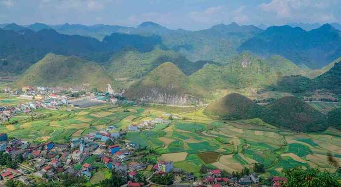 Hà Giang vẫn giữ được nét đẹp hoang sơ và kỳ vĩ của miền núi phía Bắc với những cảnh sắc ấn tượng quanh năm.