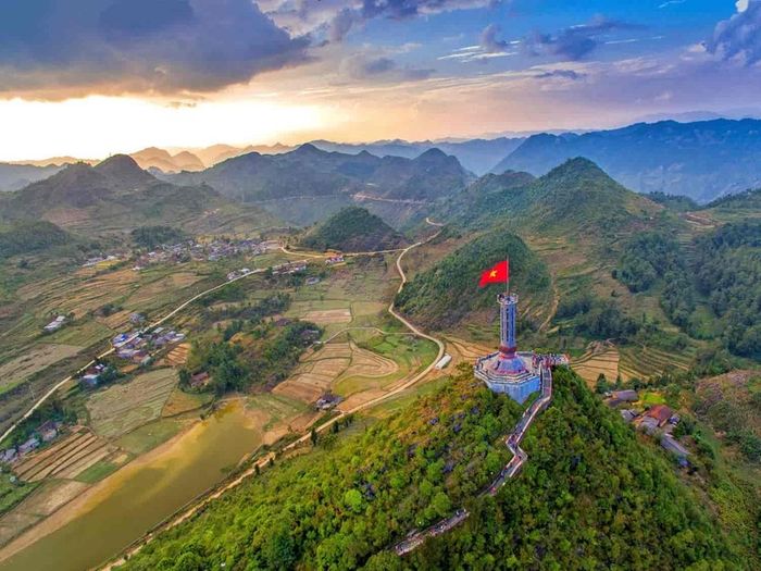 Hà Giang luôn là điểm đến lý tưởng cho những ai yêu thích vẻ đẹp hoang sơ và kỳ vĩ của miền núi phía Bắc, nơi thiên nhiên và con người hòa quyện tạo nên bức tranh tuyệt đẹp.