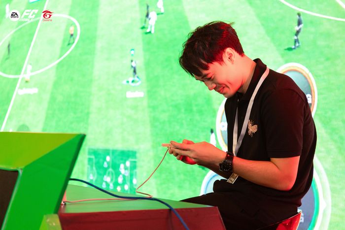 Cầu thủ Văn Toàn hoàn toàn tập trung cho trận đấu showmatch đối đầu với Văn Hậu, mang đến một cuộc so tài đầy kịch tính.