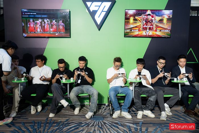 Các streamer và game thủ cũng đã được thử sức với EA SPORTS FC Mobile trong dịp này, mang đến những phản hồi sôi động.