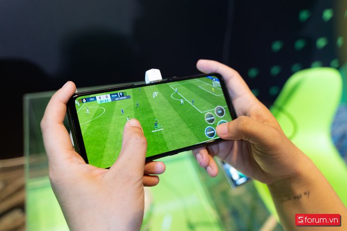 Khách mời đã có cơ hội trải nghiệm trước siêu phẩm EA SPORTS FC Mobile ngay tại sự kiện.