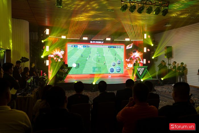 Khán phòng hoàn toàn bùng nổ trước những trận showmatch đỉnh cao, mang đến không khí sôi động và cuồng nhiệt.