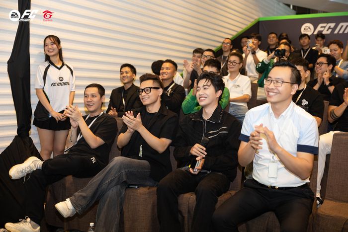 Sự kiện đã quy tụ hai KOL nổi tiếng Độ Mixi và Cris Phan, làm bùng nổ không khí trong buổi ra mắt.