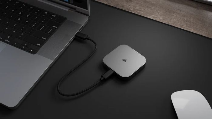 Corsair EX300U có thiết kế nhỏ gọn, trọng lượng chỉ 98 gram và được chế tạo để chống sốc và rung.