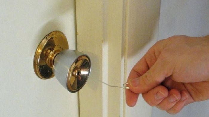 Khi ổ có lỗ chốt sâu, uốn que thành móc nhỏ giúp dễ móc và kéo chốt hơn. Thao tác nên nhẹ nhàng, dùng đèn pin để quan sát vị trí; tránh đâm sâu làm hỏng cơ cấu bên trong. Phương pháp có thể làm xước sơn hoặc hỏng chốt — nếu không tự tin, dừng lại và gọi thợ khóa. Chỉ dùng tua vít hỗ trợ khi thật hiểu cấu trúc ổ.