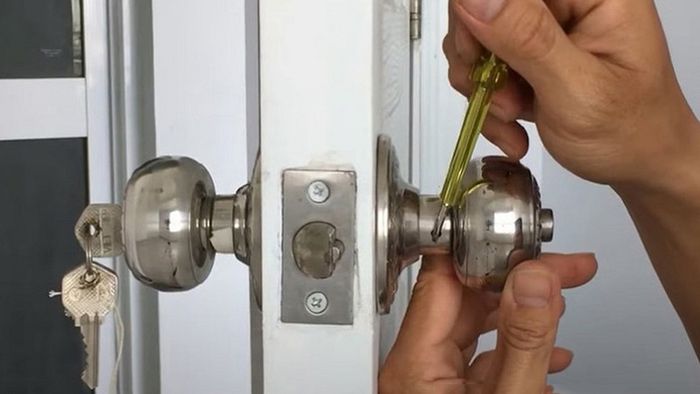 cach-mo-o-khoa-khi-mat-chia-bang-tua-vit-cham