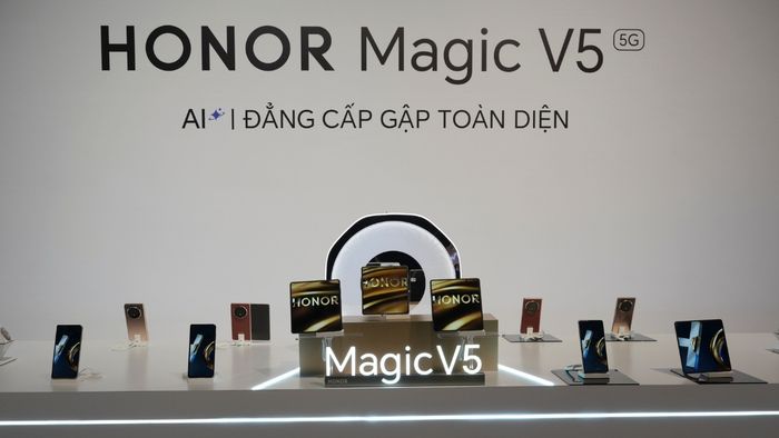 Magic V5 được trang bị hai màn hình LTPO OLED 120Hz, đạt độ sáng tối đa lên đến 5,000 nits.