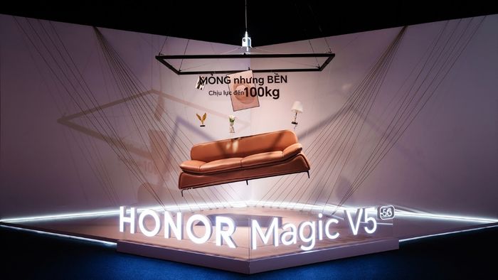 HONOR Magic V5 được tổ chức Guinness công nhận kỷ lục khi bản lề có thể nâng vật nặng tới 104kg.