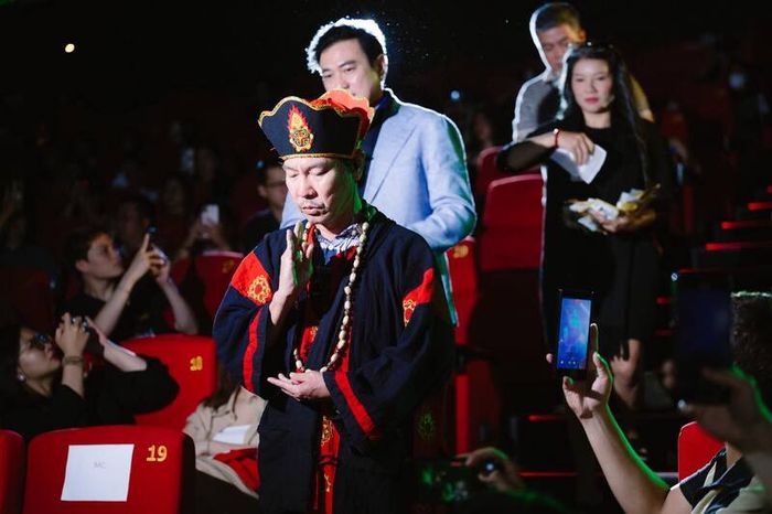 Dàn diễn viên thực hiện nghi thức cải táng ngay trong buổi showcase.