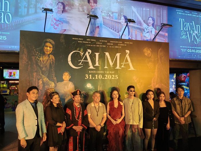 Dàn diễn viên và ê kíp tham gia buổi showcase giới thiệu phim điện ảnh Cải Mả.