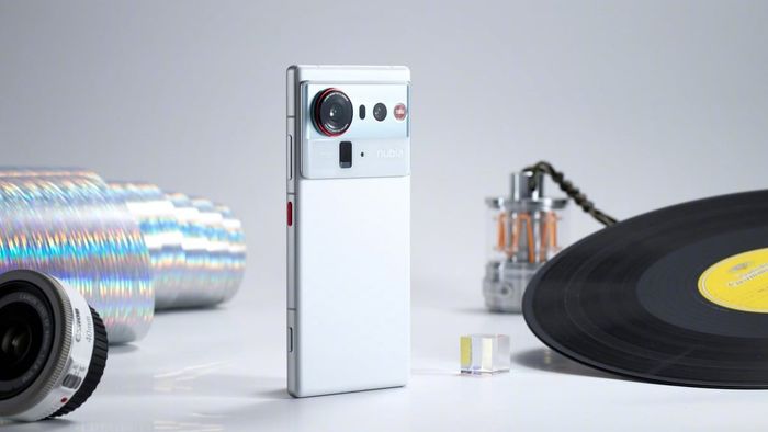 Điện thoại sử dụng vi xử lý Snapdragon 8 Elite Gen 5 mạnh mẽ.