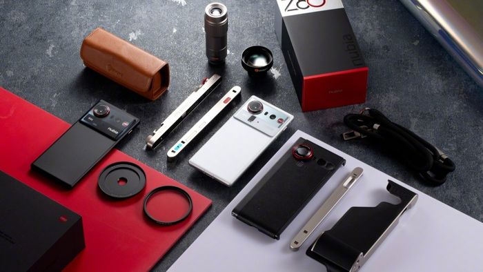 Bộ phụ kiện này có thiết kế cổ điển, được trang bị các nút bấm vật lý.