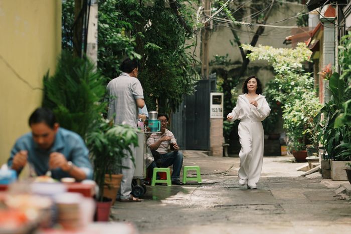 Bà Khanh là người giàu có, đầy quyền lực và hoạt ngôn hơn hẳn.