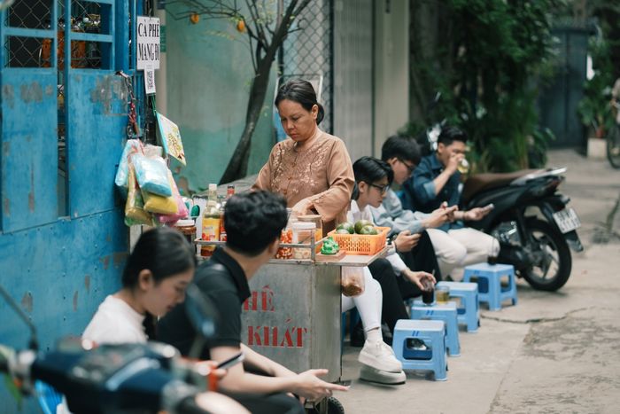 Để có thể chăm sóc cháu gái, bà Hậu buộc phải từ bỏ công việc kế toán và mở một quán nước nhỏ.