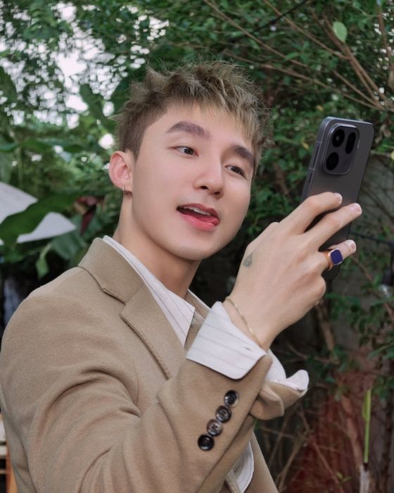 Những hình ảnh Sơn Tùng M-TP với OPPO Find X9 trên tay đã khiến cộng đồng mạng dậy sóng.