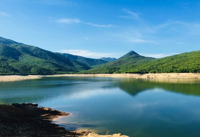 Khám phá vẻ đẹp huyền bí của hồ Mỹ Bình: 'Nàng thơ' giữa lòng Bình Định 2