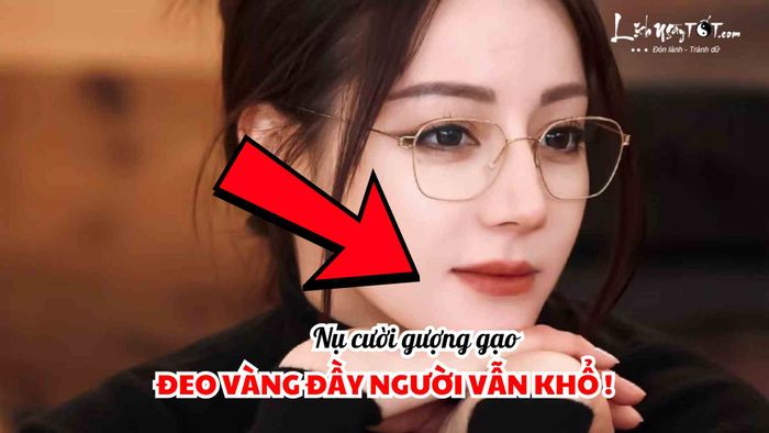 Nét tướng phụ nữ cười gượng gạo