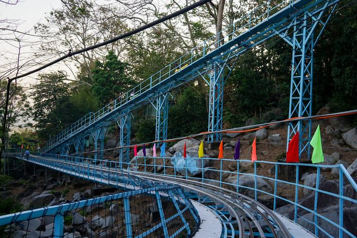 Trải nghiệm máng trượt núi Bà Đen dài gần 2km – hành trình không thể bỏ lỡ.