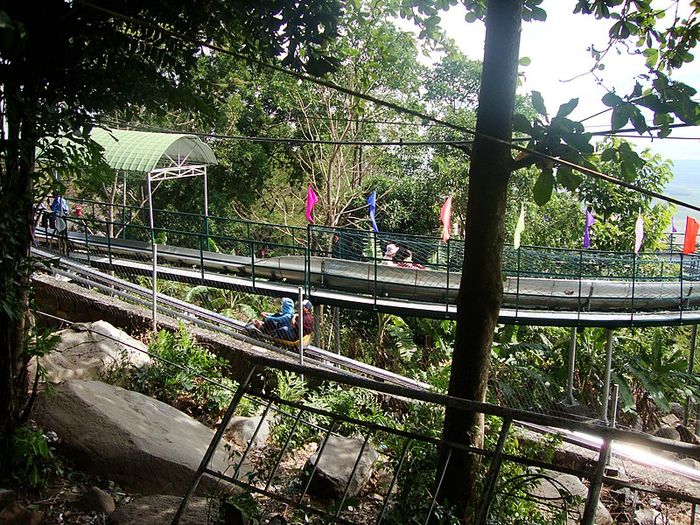 Khám phá máng trượt núi Bà Đen dài gần 2km – một trải nghiệm không thể bỏ qua.